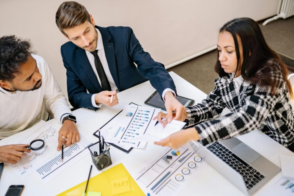 3 People Setting KPIs